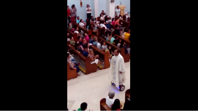Sancionan a sacerdote filipino por utilizar patineta en misa