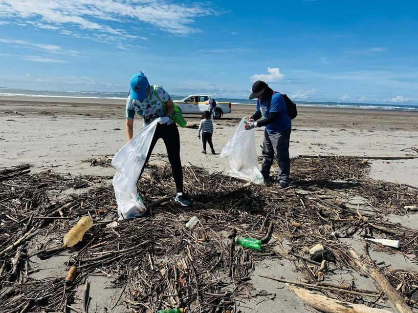 Jornada de limpieza en Playa La Barqueta Agrícola