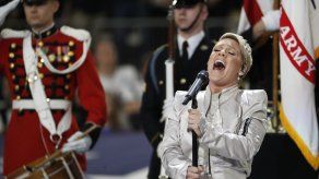 Odom y Pink cantan previo al arranque del Super Bowl