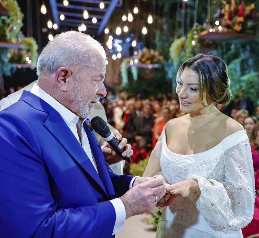 Expresidente de Brasil Lula da Silva junto a su esposa Rosangela Silva.