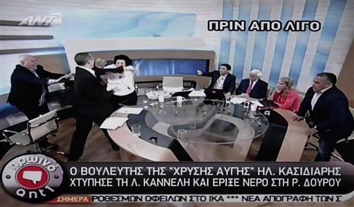 Político griego que agredió a mujeres en TV ahora las demanda