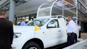 Papamóvil ya en vía España listo para traslado del Santo Padre