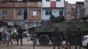 Militares colectan donaciones y entrenan a policía en Río