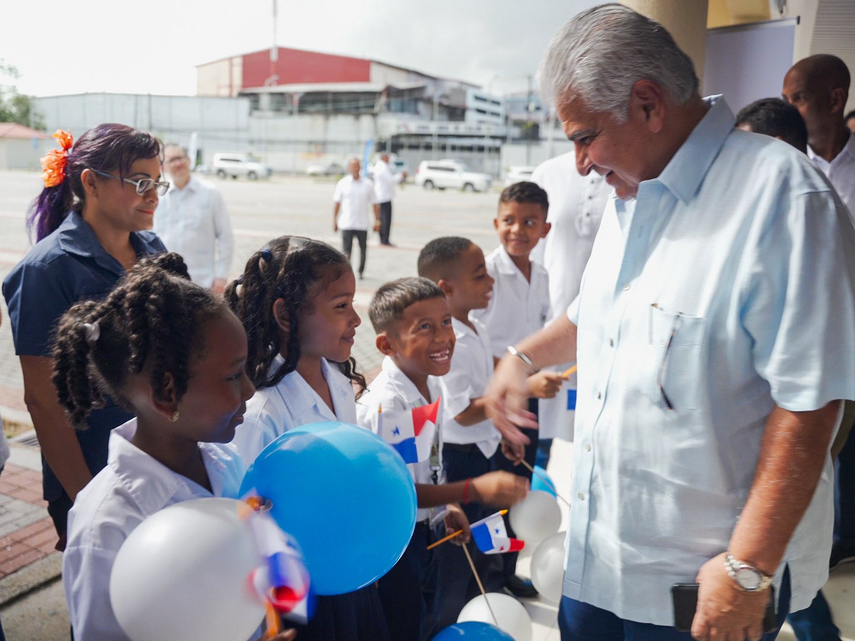 Presidente Mulino visita Colón para la entrega de viviendas.