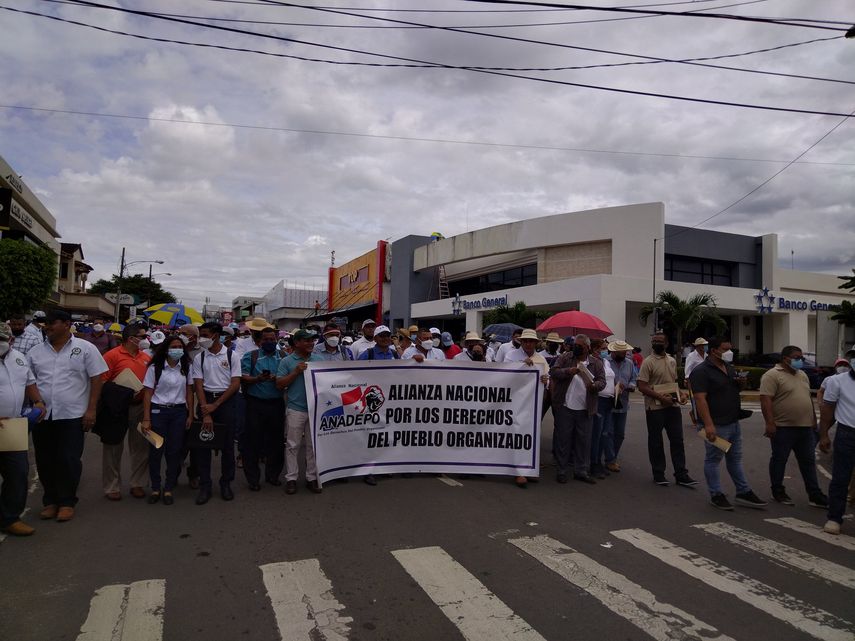 Los gremios magisteriales indicaron que se levantaron de la mesa de diálogo al considerar que la comisión gubernamental no presentó respuestas concretas a las solicitudes planteadas.