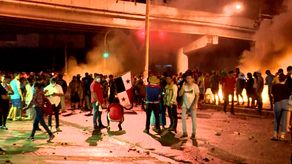 Manifestantes en el puente de Santiago.