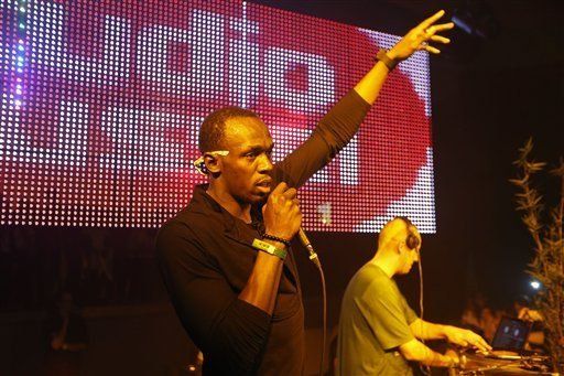 Bolt llega a Jamaica en silencio tras oro olímpico