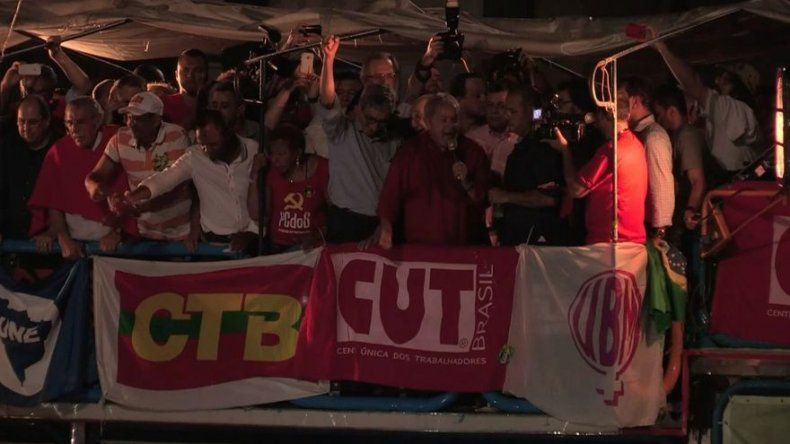 Lula se baña de pueblo pero recibe un golpe de la justicia
