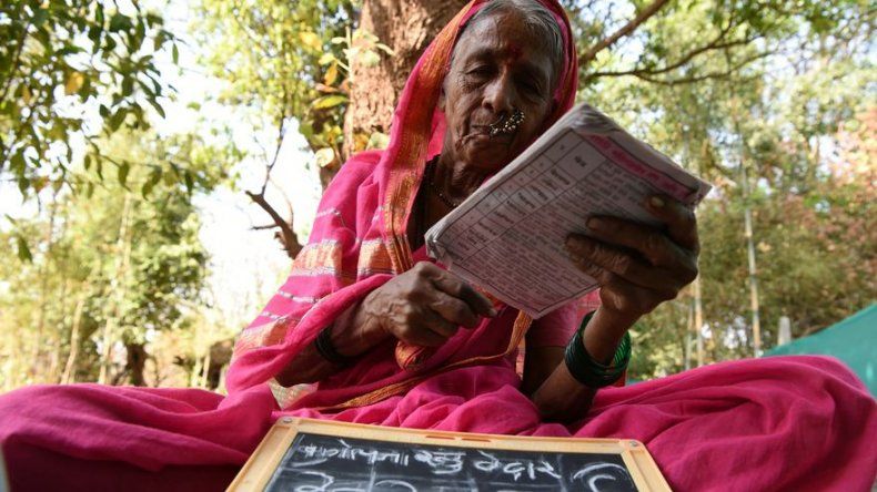 Aprender a leer y escribir en la escuela de las abuelas de India
