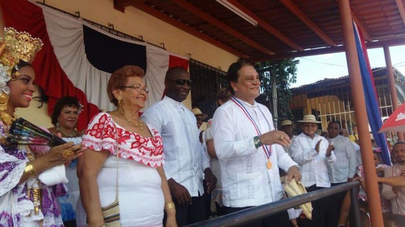 Otorgan medalla al mérito Rufina Alfaro a Roberto Durán