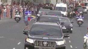 Joven con bandera de Venezuela evade cordón de seguridad para acercarse al Papa Joven con bandera de Venezuela evade cordón de seguridad para acercarse al Papa