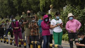Las fronteras de China se mantienen en gran parte cerradas debido a su firme estrategia contra el virus.