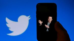 Elon Musk, ya propietario de empresas como Tesla y SpaceX, tomó control de Twitter.