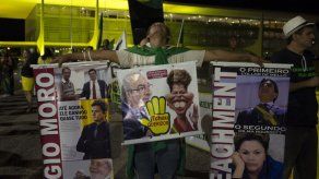 Brasil: Senadores votan juzgar a Rousseff