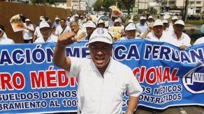 Perú: médicos en huelga por incremento de sueldo