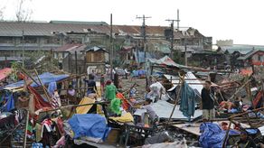 El tifón Rai se debilitó ligeramente tras tocar tierra el jueves en la costa sureste del país, pero se mantuvo letal y destructivo, con vientos sostenidos de 155 kilómetros (96 millas) por hora y rachas de hasta 215 km/h (133 mph).