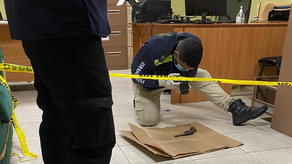 Arma cargada es encontrada en archivador de una Alcaldía