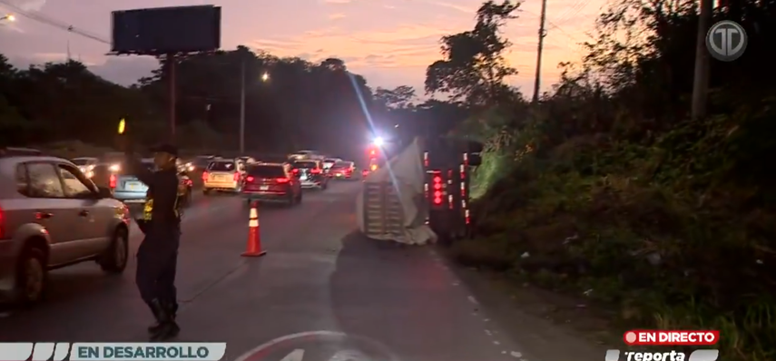 Camión cargado de cemento se vuelca en la Vía Centenario