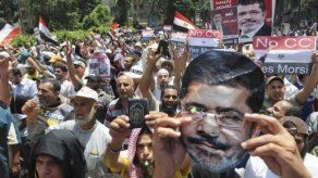 Miles de seguidores de Mursi se manifiestan en El Cairo