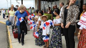 Los primeros turistas de la temporada arribaron al Aeropuerto Internacional Scarlett Martínez