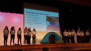 Estudiantes diseñan una tienda de campaña con energía solar para desamparados