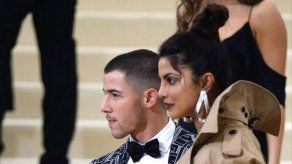 La actriz Priyanka Chopra y el cantante Nick Jonas se comprometen