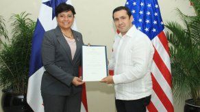 Minseg entrega reconocimiento a panameña que logró jefatura policial en EEUU Minseg entrega reconocimiento a panameña que logró jefatura policial en EEUU