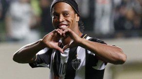 Ronaldinho desmiente una boda con dos mujeres: Mentira tremenda