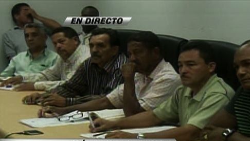 Taxistas realizan caravana hasta la Autoridad del Tránsito