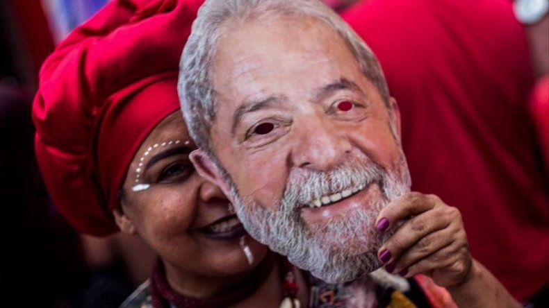 Lula pasa su primer cumpleaños en la cárcel y pide como regalo votos por PT
