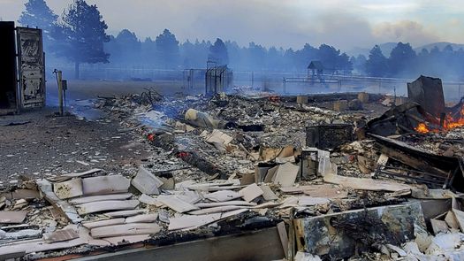 Cuatro de los 16 equipos de gestión de incendios de alto nivel del país están en Arizona y Nuevo México, algo inusual al inicio de la temporada, dijo Dick Fleishman, funcionario del departamento.