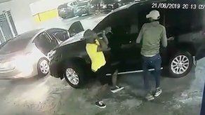 Delincuentes interceptan a una mujer en un edificio en Pueblo Nuevo para robarle