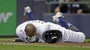 Broxton es golpeado en el casco por lanzamiento