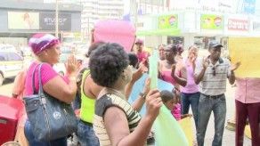 Madre de Mr. Fox y amistades protestan en el Ministerio Público