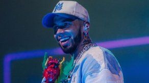 El viento traiciona a Anuel AA y lo deja sin peluquín en pleno concierto