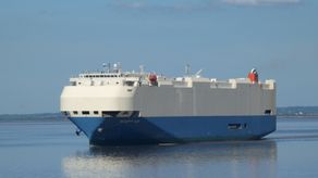 Los barcos en la zona recibieron un aviso de que el Felicity Ace, de 200 metros de eslora (650 pies) y cargado de vehículos, navegaba a la deriva.