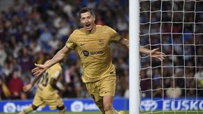 El delantero polaco del Barcelona, Robert Lewandowski, celebra marcar el tercer gol de su equipo durante el partido de fútbol de la Liga española entre la Real Sociedad y el FC Barcelona.