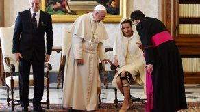 Reina de Bélgica cumple su primera visita al papa Francisco en muletas Reina de Bélgica cumple su primera visita al papa Francisco en muletas