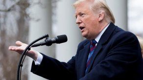 Trump dice que se mantienen negociaciones para reapertura de Administración