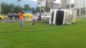 Camión se volcó en la Cinta Costera