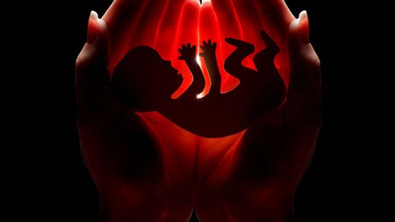 Indonesia condena por abortar a joven violada por su hermano
