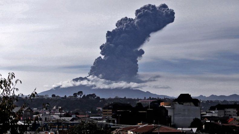 Remueven cenizas de un inestable Calbuco en el sur de Chile