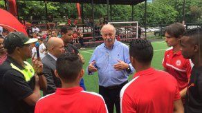 Del Bosque dicta seminario de fútbol a niños de barrios pobres de Panamá
