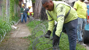 Alcaldía de Panamá retira alambre que obstruía vía