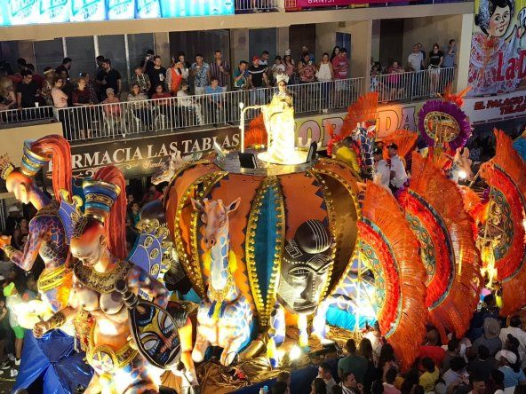 Paseo nocturno del domingo de Carnaval en Las Tablas