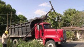 Residentes de Rana de Oro sin luz por caída de poste de tendido eléctrico