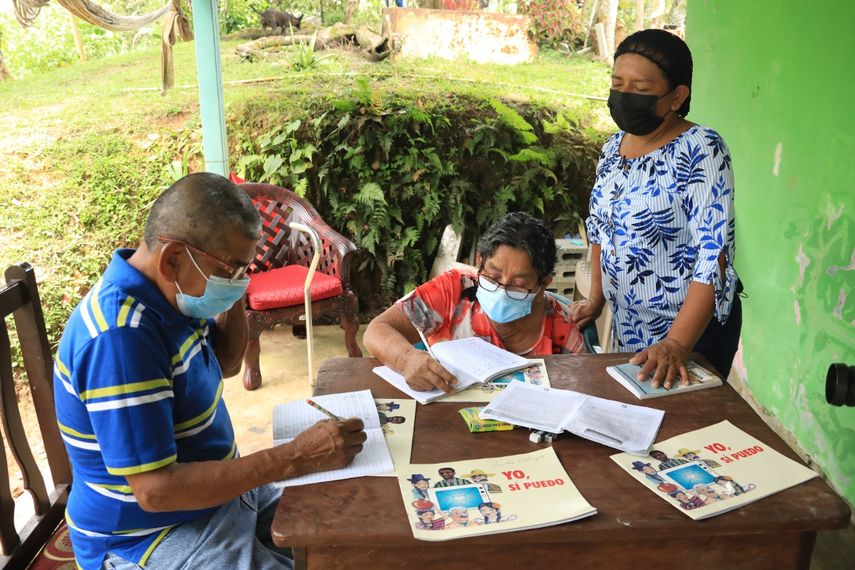 Los estudiantes aprenden a leer y escribir en 65 clases.