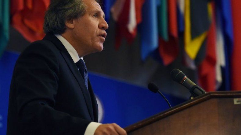 Nuevo secretario de OEA visita Guatemala para reunirse con presidente