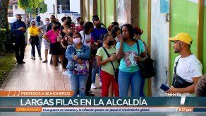 Buhoneros forman largas filas en la Alcaldía para obtener permisos para vender en Fiestas Patrias