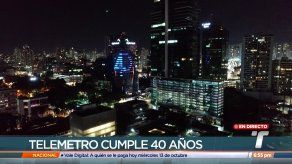 La torre Capital Bank se ilumina en honor a los 40 años de Telemetro